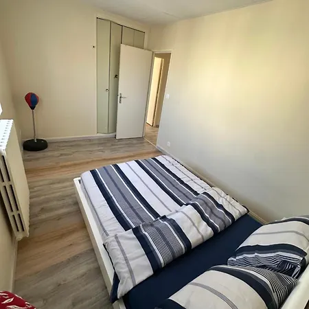 Renovated Townhouse Дом отдыха *