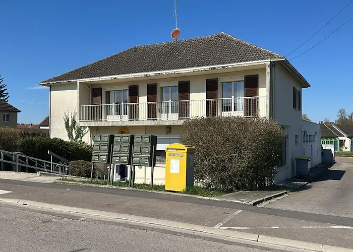 בית נופש Renovated Townhouse Vendeuvre-sur-Barse